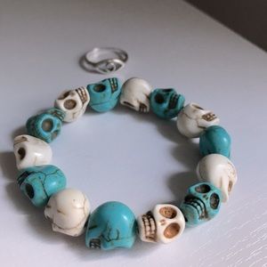 White & Turquoise stretch skull bracelet, howlite